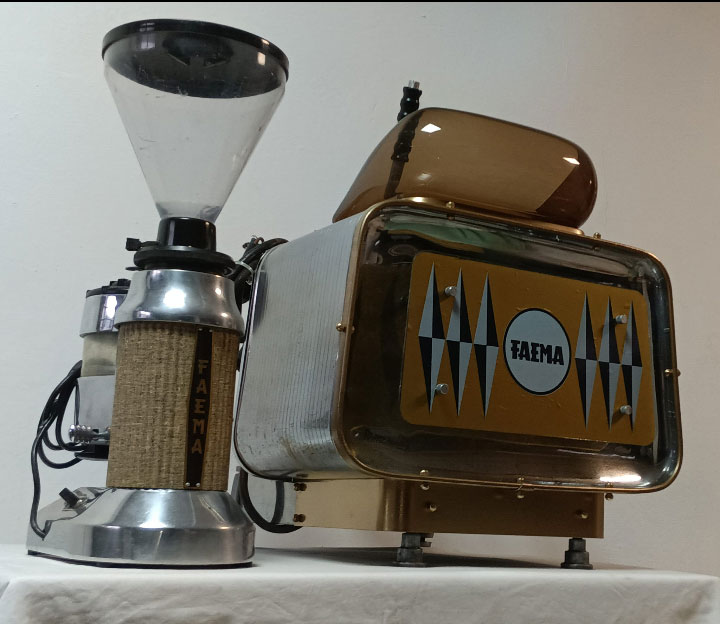 Diese Handhebel Espressomaschine mit einer Brühgruppe befindet sich in konserviertem Originalzustand, vor Inbetriebnahme ist eine Revision ratsam. Die schöne Mühle gibt es dazu